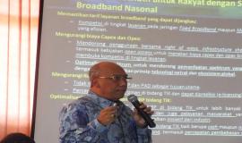Direktur Penataan Sumber Daya (Bapak Titon Dutono) sedang menyampaikan paparan Penyusunan Program dan Anggaran tahun 2015, Evaluasi Kinerja dan Realisasi Anggaran Tahun 2014 yang ada di Direktorat Penataan Sumber Daya