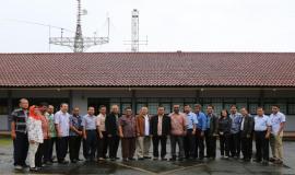 Foto bersama para peserta pejabat/staf di lingkungan Ditjen SDPPI dan pejabat/staf UPT dengan Direktur Pendendalian SDPPI, Bapak Dwi Handoko