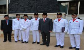 Menteri Komunikasi dan Informatika beserta Petugas Upacara Bendera