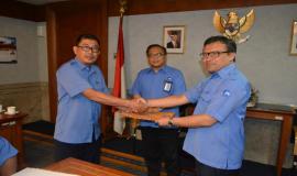 Direktur Pengendalian SDPPI (kanan), secara simbolis menyerahkan dokumen BAST kepada Balai Monitor Kelas I Jakarta yang diwakili oleh Kasi Pemeliharaan dan Perbaikan, Mangu Purwoko, di saksikan Dirjen SDPPI 