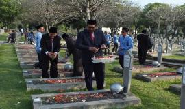 Dirjen SDPPI Ismail dan Sesditjen SDPPI Sadjan melakukan tabur bunga di makam pahlawan