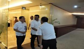 Dirjen SDPPI (Ismail) Bersama Kabag Umun dan Kepegawaian berjabat tangan dengan Kasubag Rumah Tangga 16/4 -2018