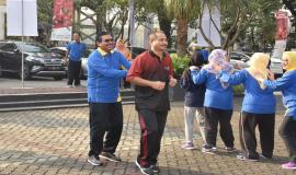 Dirjen SDPPI Ismail dan Menpar Arief Yahya mengikuti senam pagi dalam rangkaian acara Halal bihalal Ditjen SDPPI (15/5).