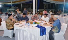Menkominfo Rudiantara menyantap hidangan buka puasa bersama para tamu undangan mitra kemkominfo pada acara Buka Puasa Bersama (31/5).