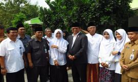  Foto bersama Menteri Komunikasi dan Informatika (Rudiantara) tengah dan Sesepuh Pondok Pesantren AL Mumtaz (kiri) ujung kanan (Sekditjen SDPPI) Sadjan dan wakil Bupati Gunung Kidul Jogjakarta (21/5) 2018