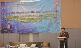 Budhi Setianto selaku Kepala Seksi Data dan Informasi Perangkat Pos, Telekomunikasi, dan Informatika, Direktorat Standardisasi PPI memberikan paparan pada acara Temu Vendor di Bogor (11/7).
