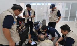 Tim Ditjen SDPPI sedang melakukan pengecekan terkait dengan alat memonitoring spektrum frekuensi radio di 21 venue cluster Gelora Bung Karno, di Jakarta,18/8 2018