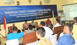 Narasumber dari Balmon Kelas II Bandar Lampung (Budi Ramdhani) memberikan materi, terkait dengan Bimbingan Teknis Perangkat Radio Nelayan Untuk Keamanan, Keselamatan, dan Peningkatan Produktifitas  Nelayan Bandar Lampung 6/9 2018