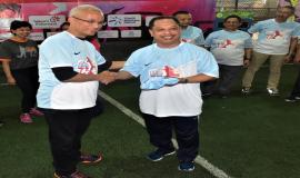 Penyerahan Kaos Tim Futsal dari Ketua Pelaksana Hari Bhakti Postel 2018,Gilarsi kepada Sesditjen SDPPI (R.Susanto) sebagai pertanda dimulainya turnamen 