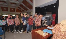 Mahasiswa yang berasal dari beberapa Universitas di Palembang melakukan registrasi pada kegiatan Frequency Goes to Campus (13/9). 