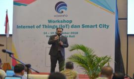 International Telecommunication Union (ITU) Expert Syed Aamir Riaz memberikan paparan ketika menjadi narasumber pada kegiatan Workshop IoT dan Smart City, Bali (14/11).