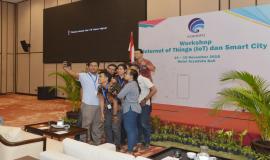 Peserta Workshop yang melakukan grup swafoto setelah kegiatan Workshop IoT dan Smart City selesai, Bali (15/11).