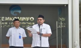 Dirjen SDPPI Ismail selaku pembina upacara membacakan amanat Menteri Sosial pada kegiatan Upacara peringatan Hari Pahlawan (10/11).