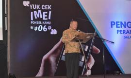 Direktur Standardisasi Perangkat Pos dan Informatika Mochamad Hadiyana membacakan sambutan Dirjen SDPPI dalam “Konsultasi Publik Pengendalian IMEI Perangkat Telekomunikasi” di Bandung, Kamis.29/11 2018