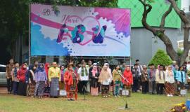 Situasi saat Upacara Bendera Peringatan Hari Ibu berlangsung di Lapangan Anantakupa (26/12).