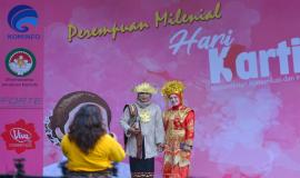 Peserta kegiatan Peringatan Hari Kartini di lingkungan Kemkominfo yang berasal dari Ditjen SDPPI sedang melakukan sesi foto di Jakarta (22/4).