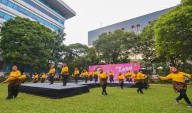 Pertunjukan Flashmob oleh Dharma Wanita Persatuan Kemkominfo yang mengawali pembukaan kegiatan Peringatan Hari Kartini di lingkungan Kemkominfo, Jakarta (22/4).