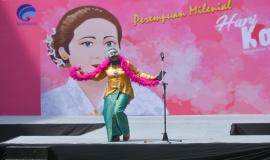 Perwakilan dari Ditjen SDPPI dalam lomba Be Miss Lambe Hoax pada kegiatan Peringatan Hari Kartini di lingkungan Kemkominfo, Jakarta (22/4).