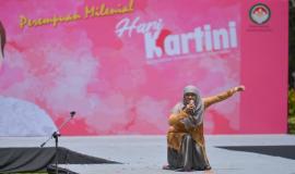 Perwakilan dari Ditjen SDPPI dalam lomba Stand Up Comedy pada kegiatan Peringatan Hari Kartini di lingkungan Kemkominfo, Jakarta (22/4).
