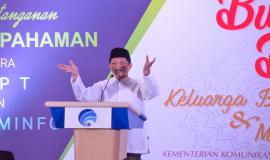 Taudziah dan Kultum menjelang buka puasa oleh Imam Besar Masjid Istiqlal Nasaruddin Umar pada acara Buka Puasa bersama Keluarga Besar dan Mitra Kerja Kemkominfo di Jakarta (8/4).