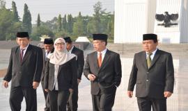 Para Pejabat Eselon I dan Eselon II di lingkungan Kemkominfo memasuki kawasan Taman Makam Pahlawan Kalibata di Jakarta pada acara Tebar Bunga  dalam rangka peringatan Hari Kebangkitan Nasional ke-111 (17/5).