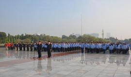Inspektur Jenderal Kemkominfo Doddy Setiadi memimpin upacara pada acara Tebar Bunga dalam rangka peringatan Hari Kebangkitan Nasional ke-111 di Taman Makam Pahlawan Kalibata, Jakarta (17/5).