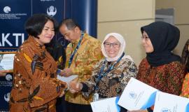 Penyerahan piagam penghargaan kepada para purnabakti oleh Sekretaris Jenderal Kemkominfo Rosarita Niken Widiastuti pada acara Pelepasan Purnabakti Kominfo di Jakarta (24/5).