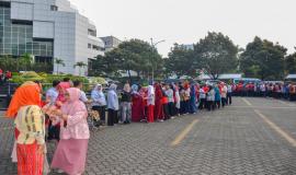 Situasi saat berlangsungnya acara Halalbihalal Ditjen SDPPI di Lapangan Parkir Gedung Sapta Pesona, Jakarta (11/6).