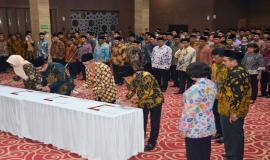 Perwakilan pejabat menandatangani Berita Acara Pelantikan yang disaksikan oleh Sekjen Kemkominfo Rosarita Niken Widiastuti dan Dirjen SDPPI Ismail sebagai saksi pada acara pelantikan pejabat di lingkungan Kemkominfo di Jakarta (19/6).