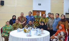 Sesditjen SDPPI Susanto bersama Dirut. Standardisasi PPI Hadiyana foto bersama dengan pejabat eselon II dan para purnabakti. (28/6)