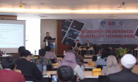 Salah satu pembicara (Dr. Siok Tan – One Web) memberikan paparan pada kegiatan Workshop on Advances in Satellite Technologies di Jakarta (25/7).