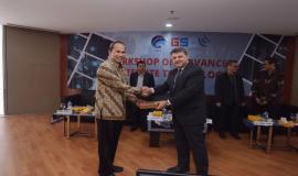 Hendra Gunawan – Ketua Umum Asosiasi Satelit Indonesia (ASSI) memberikan cendera mata sebagai bentuk apresiasi kepada pembicara pada kegiatan Workshop on Advances in Satellite Technologies di Jakarta (25/7).