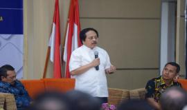 Salah satu pembicara (Merza Fachys –  Wakil Ketua Umum ATSI) memberikan paparan pada kegiatan Talkshow dan Seminar Nasional Indonesia Technology Forum di Jakarta (2/8).