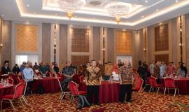 Seluruh peserta menyanyikan Lagu Kebangsaan Indonesia Raya pada acara Standardisasi TIK dalam Transformasi Digital bagi Pelayanan Publik di Depok (25/7).
