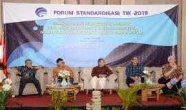 Moderator Teddy Sukardi bersama para narasumber sesi I pada acara Standardisasi TIK dalam Transformasi Digital bagi Pelayanan Publik (25/7).