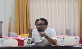 Kepala Seksi Pelayanan Amatir Radio dan Komunikasi Radio Antar Peduduk Budi Tjahjono memberikan paparannya pada rapat persiapan simulasi Dukungan Komunikasi Kebencanaan (27/8).