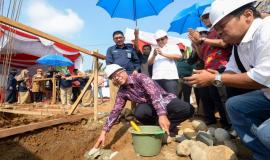 Peletakan batu sebagai simbolis dimulainya pembangunan gedung kantor baru Balai Monitor Kelas II Padang oleh Inspektur Jenderal Kemkominfo Doddy Setiadi pada Jumat (23/8) di Padang.