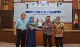 Dirjen SDPPI Ismail bersama dengan Sesditjen R. Susanto memberikan cenderamata kepada Fakultas Teknik UNESA yang diwakili oleh Dekan Fakultas Teknik Unesa Dr. Maspiyah pada kegiatan SDPPI goes to Campus di Surabaya (5/9).