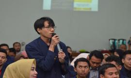 Salah satu peserta memberikan pertanyaan kepada narasumber pada kegiatan SDPPI Goes to Campus di Surabaya (5/9).