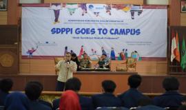Kepala Seksi Penataan Alokasi Dinas Penerbangan, Maritim, dan Satelit Gerson Damanik memberikan pengenalan penataan spektrum frekuensi radio kepada mahasiswa di Surabaya pada kegiatan SDPPI goes to Campus (5/9).