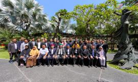 Foto bersama seluruh delegasi peserta kegiatan 17th Trilateral Meeting Coordinaton Between Indonesia, Singapore and Malaysia di Bali, rabu (9/10).