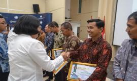 Penyerahan piagam penghargaan kepada para purnabakti oleh Sekretaris Jenderal Kominfo Rosarita Niken Widiastuti pada acara Pelepasan Purnabakti Kominfo di Jakarta (30/9).