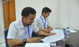 Peserta sedang melaksanakan ujian pada kegiatan Pelatihan Pembentukan Pengendali Frekuensi Radio (21/11).