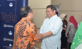 Sesditjen SDPPI R. Susanto memberikan selamat kepada Rudiantara sebagai salah satu purnabakti (29/11).