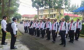 Seluruh peserta pelatihan mengikuti jalan santai sebelum memasuki kelas pada kegiatan pembukaan Pendidikan dan Pelatihan Penyidik Pegawai Negeri Sipil (PPNS) Ditjen SDPPI di Bogor (3/2).