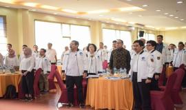 Seluruh Pejabat eselon I dan II serta peserta Rapat Kerja Kemkominfo RI lainnya menyanyikan Lagu Kebangsaan Indonesia di Labuan Bajo, Nusa Tenggara Timur (4/3).
