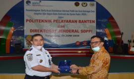 Ditjen SDPPI diwakili oleh Direktur Operasi Sumber Daya memberikan cenderamata kepada Politeknik Pelayaran Banten (Poltekpel) yang diterima oleh Direktur Poltekpelk Joni Tursika (24/6).