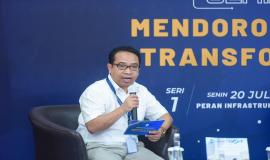 Plt. Kepala Biro Humas Kemkominfo Ferdinandus Setu saat menjadi moderator pada kegiatan Seminar Daring bertema Mendorong Akselerasi Transformasi Digital di Jakarta (20/07/2020).