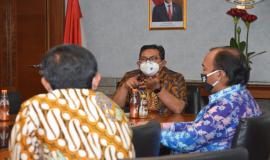 Dirjen SDPPI Ismail memberikan sambutan atas kehadiran Wakil Walikota Tegal Muhamad Jumadi di Gedung Sapta Pesona Jakarta (7/8).