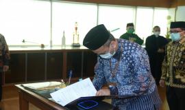 Direktur Penataan Sumber Daya Denny Setiawan Menandatangani berita acara Pelantikan dan Pengambilan Sumpah Pejabat Administrasi di Lingkungan Ditjen SDPPI (28/8).